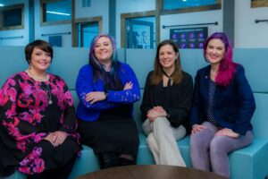 quatre femmes assises sur un canapé
