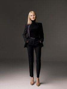 femme en chemise noire à manches longues et pantalon noir