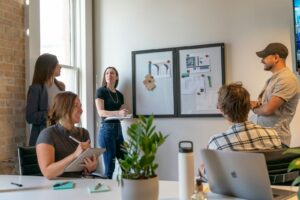 un groupe de personnes assises autour d'une table
